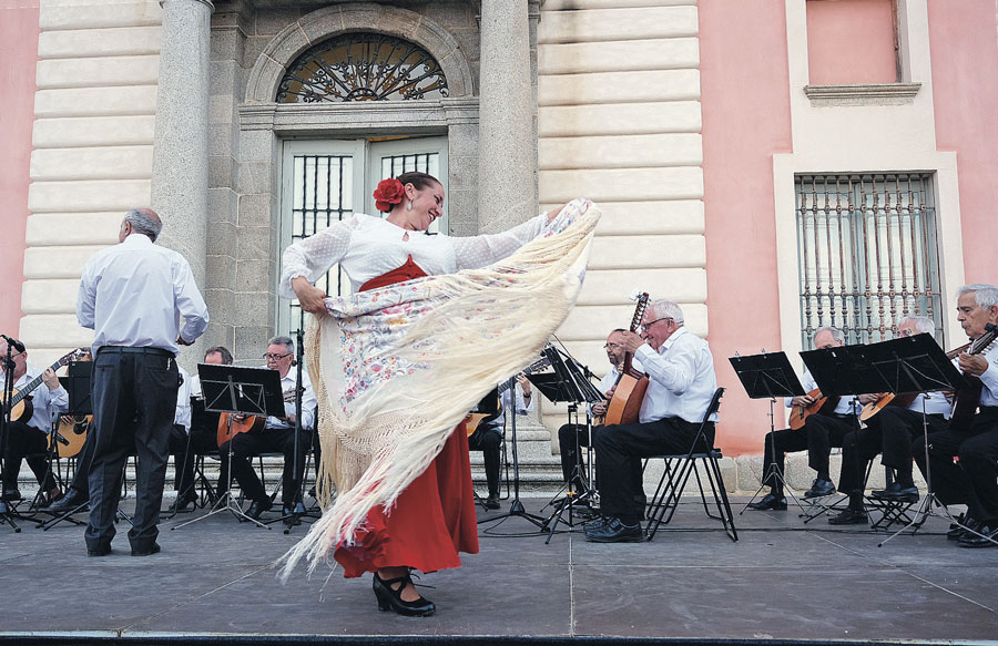 Música y danza en el palacio, con la Orquesta de Pulso y Púa 5º Traste y el Ballet de Pilar Domínguez