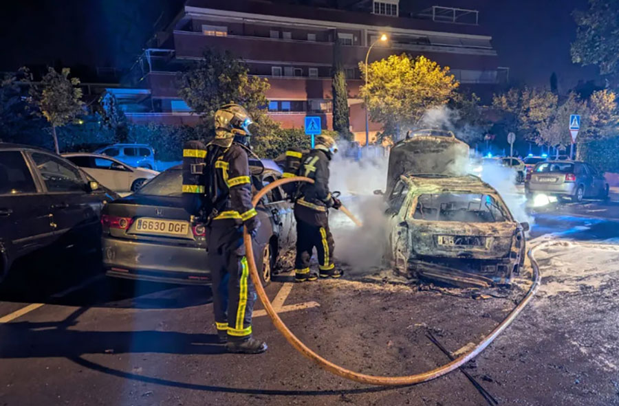 Los bomberos apagan el incendio de un coche en Boadilla del Monte