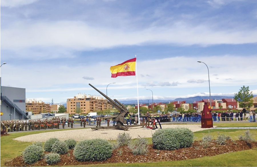 Un cañón antiaéreo en Boadilla del Monte como homenaje al Ejército de Tierra