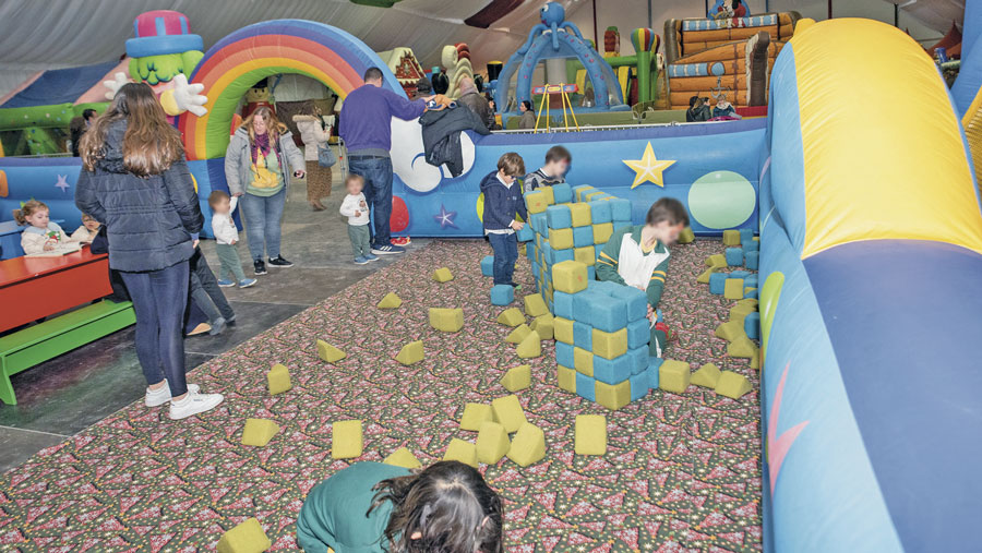 El 20 de diciembre abre sus puertas el espacio de ocio familiar 'Juega en Navidad. Viaja a la ilusión' en Boadilla del Monte El 20 de diciembre abre sus puertas el espacio de ocio familiar 'Juega en Navidad. Viaja a la ilusión' en Boadilla del Monte