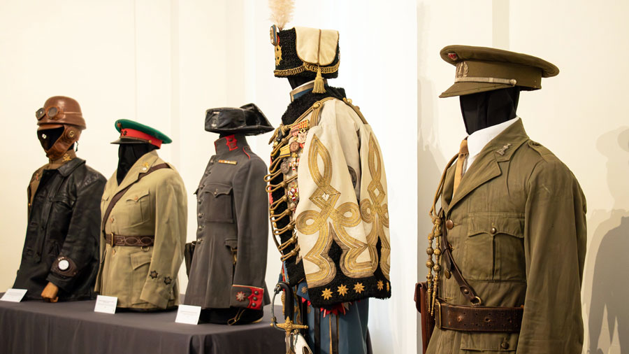 Exposición Trajes Militares Españoles de los siglos XIX y XX Exposición Trajes Militares Españoles de los siglos XIX y XX