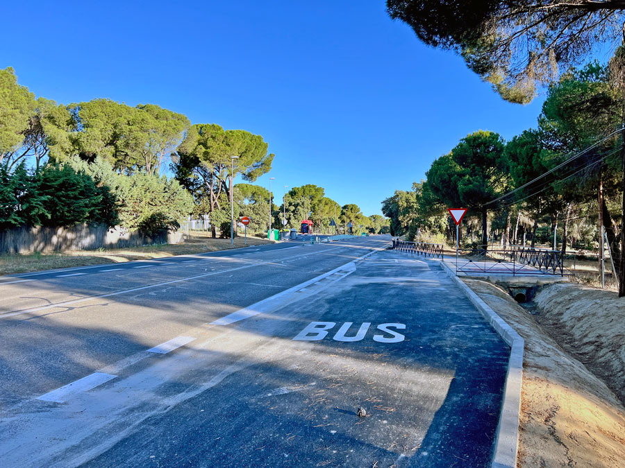 Imagen de la nueva parada de autobús en la urbanización Coto las Encinas, operativa desde el 1 de agosto 