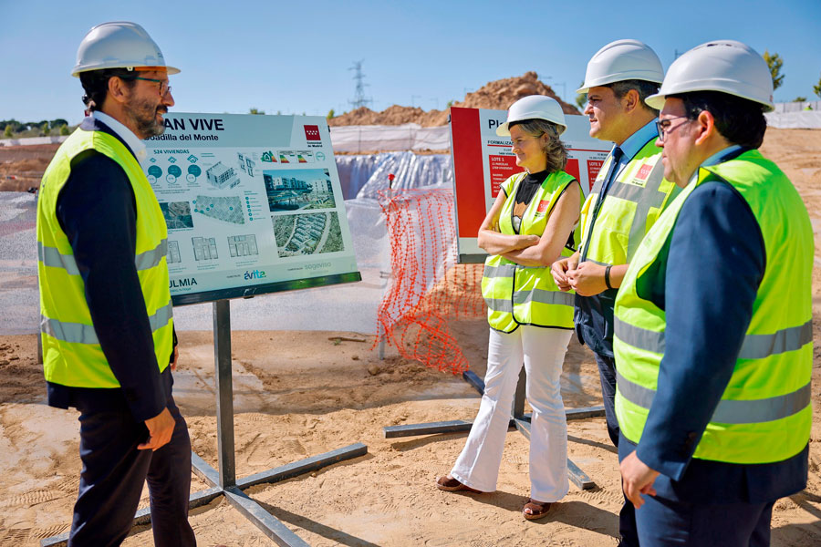 El consejero de Vivienda, Transportes e Infraestructuras de la Comunidad de Madrid, Jorge Rodrigo, ha visitado esta mañana el avance de las obras de las 524 viviendas en alquiler del Plan Vive en Boadilla