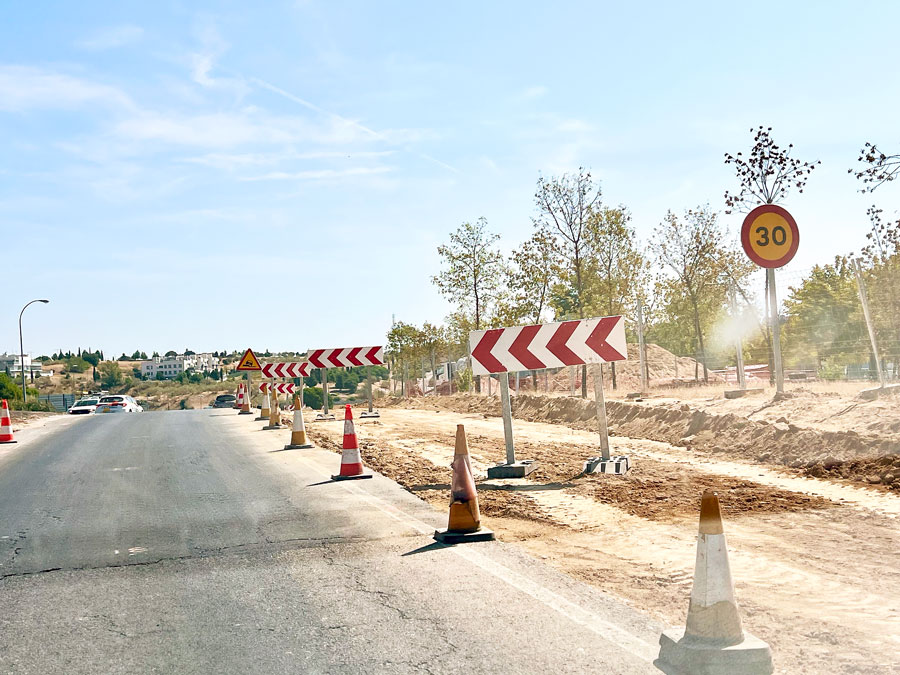 Obras del carril de incorporación de la avenida del Infante don Luis a la M-513 y la M-50 dirección sur en Boadilla del Monte (Madrid).