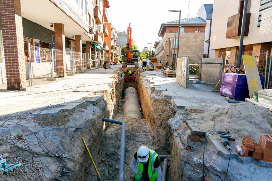 Trabajos de instalación de un nuevo colector bajo la avenida Adolfo Suárez en Boadilla del Monte Trabajos de instalación de un nuevo colector bajo la avenida Adolfo Suárez en Boadilla del Monte