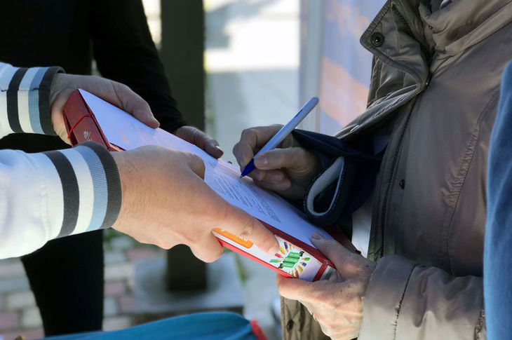 El PP sale a la calle a recoger firmas contra la ley Celaá