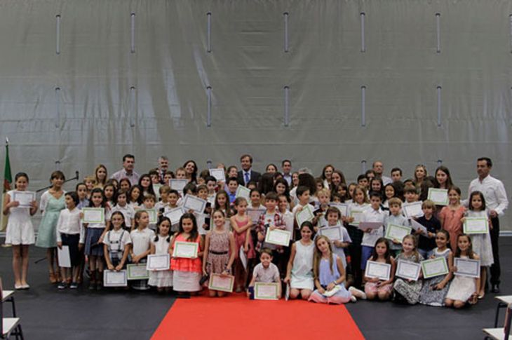 Distintos instantes de la entrega de premios y de la firma en el Libro de Honor del Plan 10 por los alumnos galardonados.