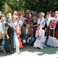 Un grupo de mayores acudió hoy ataviado para celebrar la fiesta de San Isidro en la Escuela Infantil Tákara. Les acompañó, entre otros, el alcalde de Boadilla, Antonio González Terol.