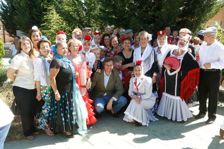 Un grupo de mayores acudió hoy ataviado para celebrar la fiesta de San Isidro en la Escuela Infantil Tákara. Les acompañó, entre otros, el alcalde de Boadilla, Antonio González Terol.