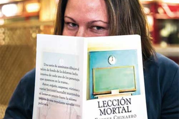 La escritora y vecina de Boadilla Esther Chinarro con su libro, disponible a través de Amazon. Imagen de Emilio Navas.