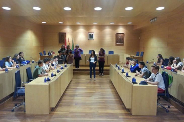 Los alumnos de intercambio, durante su visita el salón de plenos del Consistorio boadillense.