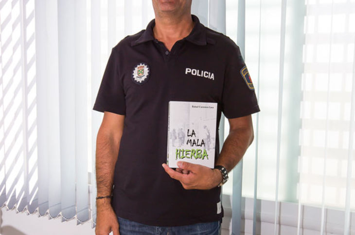 Rafael Carretero junto a su novela "La mala hierba".