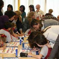 Distintos instantes de los talleres celebrados con motivos del Opel Day del Colegio Zuloaga.