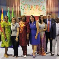 En la imagen, la embajadora del Guinea Ecuatorial en España con parte de su equipo, los responsables de Dignidad Boadilla y del proyecto Coráfrica, y las concejalas del Ayuntamiento de Boadilla del Monte Sara de la Varga y Mar Paños.