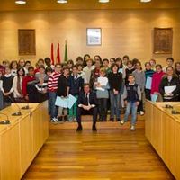 Alumnos de 5º y 6º de Primaria del CEIP Príncipe D. Felipe, durante su visita al Ayuntamiento de Boadilla, en compañía del alcalde de la localidad, Antonio González Terol, en primer término.