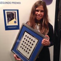 Sobre estas líneas, Raquel Ávila González posa con segundo premio. Debajo, junto al resto de participantes del Virgen de Euripa en el certamen de Correos.