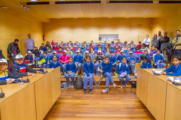 Distintos momentos de la visita de los alumnos de intercambio del centro escolar indio Raghubir Singh Modern School of Delhi al Salón de Plenos del Ayuntamiento de Boadilla del Monte.