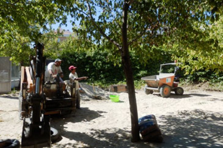 Buena parte de los trabajos en la Escuela Municipal Infantil Tákara se corresponden con su espacio exterior de recreo.