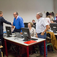 Distintos instantes de la visita del alcalde de Boadilla a la Escuela de Adultos.