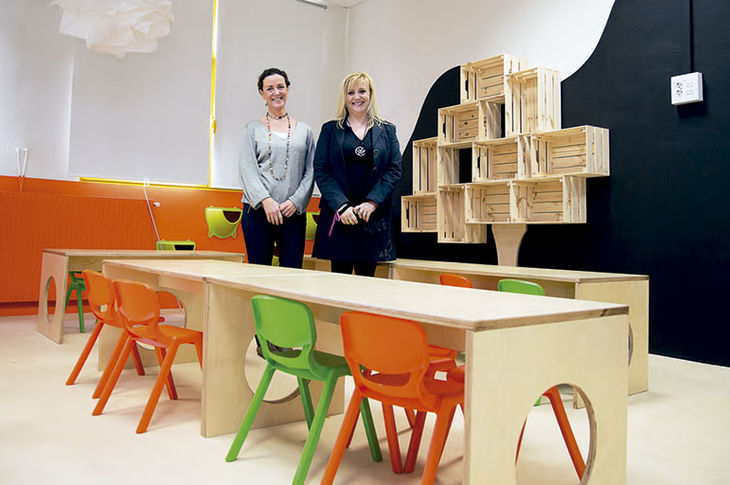 Isabel Palacios, directora del colegio Agora International School Madrid, y Pilar Gutiérrez, coordinadora de Infantil y Primaria en el nuevo aula de creatividad.