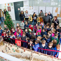 Distintos momentos de los escolares del colegio Virgen de Europa durante su actuación en el Ayuntamiento de Boadilla del Monte.