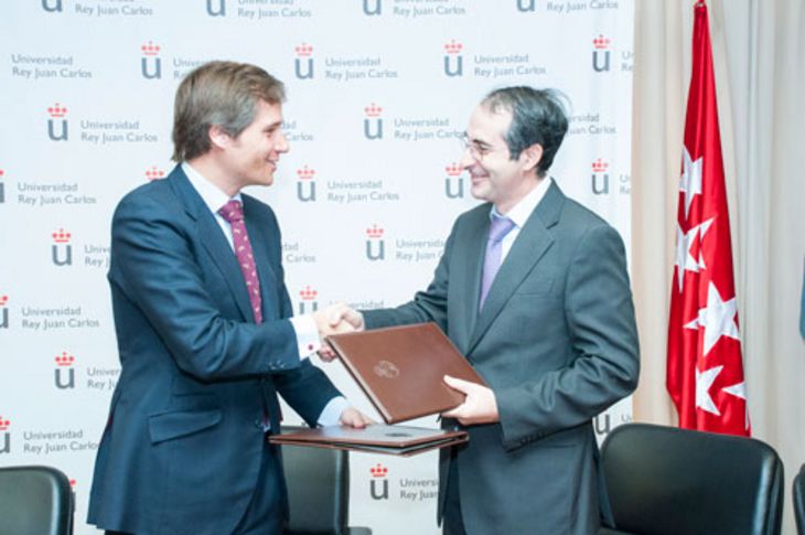 Instante de la firma del convenio en virtud del cual la Universidad Rey Juan Carlos traerá a Boadilla su Grado de Interpretación Musical.