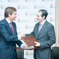 Instante de la firma del convenio en virtud del cual la Universidad Rey Juan Carlos traerá a Boadilla su Grado de Interpretación Musical.