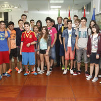 Instantes de la recepción del primer edil de Boadilla, Antonio González Terol, con los alumnos del IES Máximo Trueba.