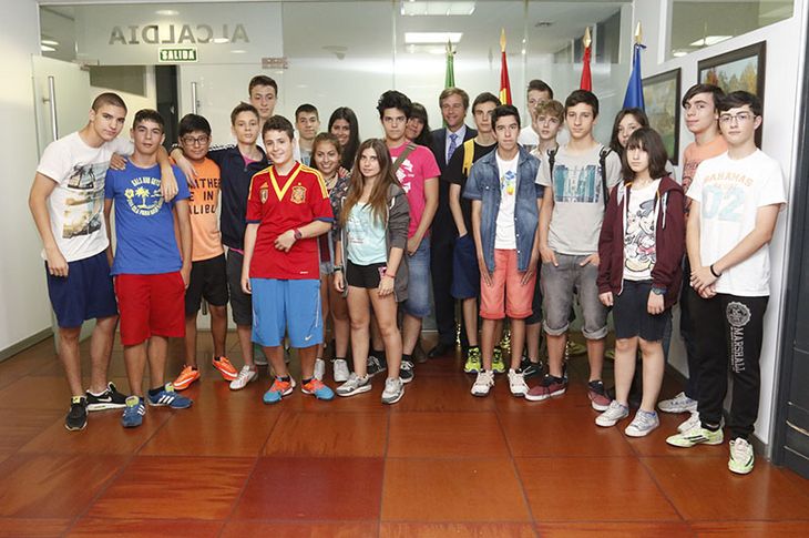 Instantes de la recepción del primer edil de Boadilla, Antonio González Terol, con los alumnos del IES Máximo Trueba.