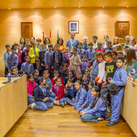 Instante de la visita de los alumnos en el salón de plenos municipal.