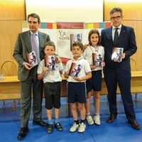 El autor del libro, Javier Gallego (a la derecha), junto con varios niños participantes en el libro y el director del Eurocolegio Casvi, Juan Luis Yagüe, durante su presentación.