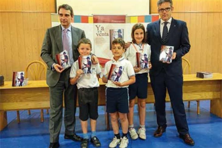 El autor del libro, Javier Gallego (a la derecha), junto con varios niños participantes en el libro y el director del Eurocolegio Casvi, Juan Luis Yagüe, durante su presentación.