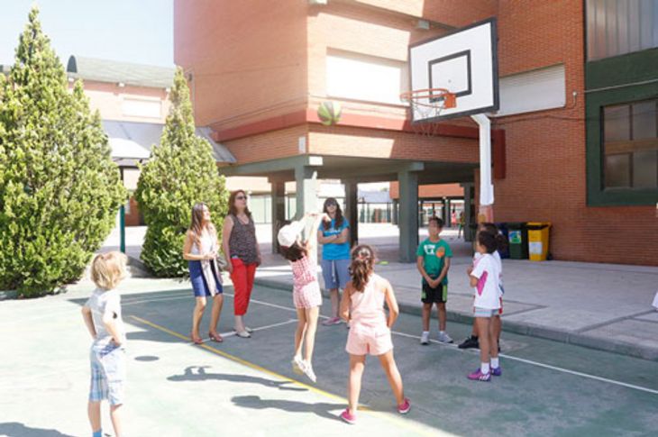 La primera teniente de alcalde, Susana Sánchez Campos, y la concejal de Educación, Sara de la Varga, durante su visita al campamento "Vacaciones en Inglés".