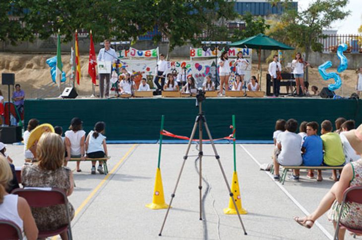 Distintos momentos de la celebración del XV Aniversario del CEIP José Bergamín.