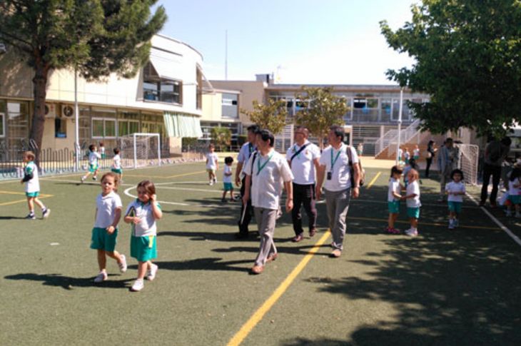 Varios directores de asociaciones de escuelas infantiles japonesas de la región de Chiba.