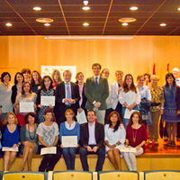 Las participantes en el curso de la Escuela-Taller Maternale II recibieron sus diplomas esta mañana. Con ellas, el alcalde junto con parte de su equipo y los responsables de esta escuela taller.