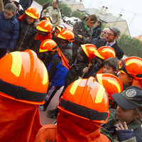 Alumnos del boadillense colegio Casvi con traje de bombero atienden las explicaciones de los agentes forestales.