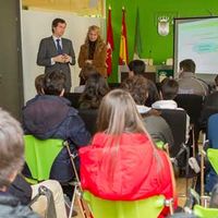 Alumnos del colegio Casvi asisten a las explicaciones del funcionamiento del Ayuntamiento de Boadilla del Monte facilitadas por el primer edil de la localidad, Antonio González Terol.