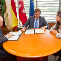 Instante de la firma del convenio entre ambas instituciones.