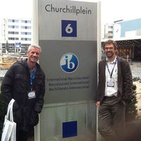 David McLachlan y Kristof Heylen, coordinador de Idiomas y coordinador de IB del Colegio Mirabal, respectivamente, durante su asistencia a la conferencia celebrada en La Haya.