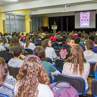 Alumnos de 4º de ESO del IES Máximo Trueba durante la presentación de la aplicación 'Amor del Guapo' a cargo del alcalde de Boadilla del Monte, Antonio González Terol, y la concejal de Mujer, Susana Sánchez Campos.