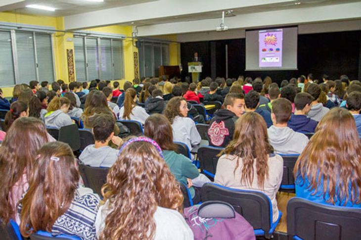 Alumnos de 4º de ESO del IES Máximo Trueba durante la presentación de la aplicación 'Amor del Guapo' a cargo del alcalde de Boadilla del Monte, Antonio González Terol, y la concejal de Mujer, Susana Sánchez Campos.