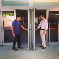 Se han mejorado las puertas de acceso a los pabellones del Colegio Federico García Lorca.