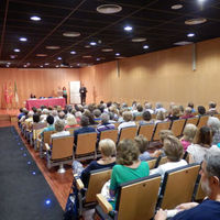 Instante de la entrega de diplomas de la Escuela de Adultos del curso 2013/14.