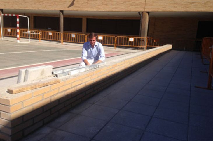 Visita del alcalde, Antonio González Terol, a las obras de renovación y mantenimiento en los colegios de Federico García Lorca y Ágora.