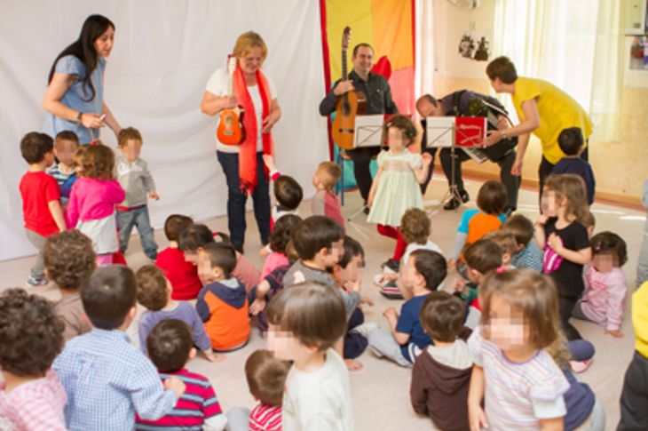 Los alumnos de la Escuela Infantil Romanillos, en plena audición.