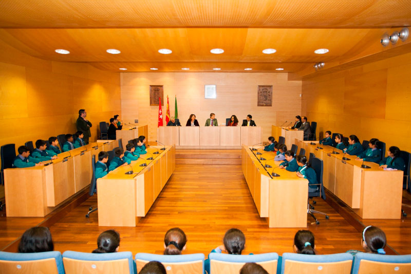 Imagen de los niños de intercambio en el CEIP Teresa Berganza en el momento de su recepción en el salón de plenos municipal de Boadilla del Monte.